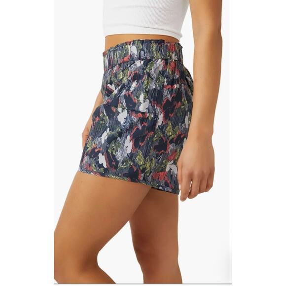 FREE PEOPLE MOVEMENT NWOT In the Wild Patterned Shorts In Size M NWOT - Picture 1 of 12